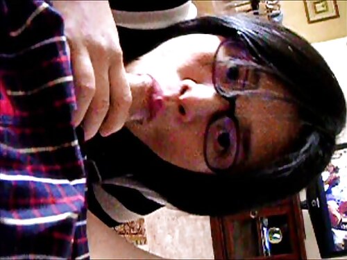 เขานั่งอยู่บนโซฟา วี ...