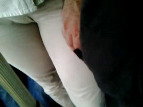 เจี๊ยบเย็นนั่งลงบนกร ...