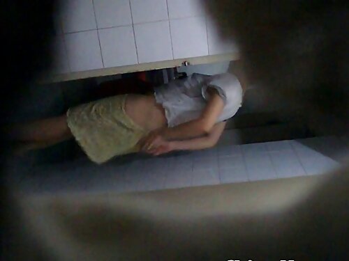 ผู้หญิงลูบไล้หัวโจกด ...