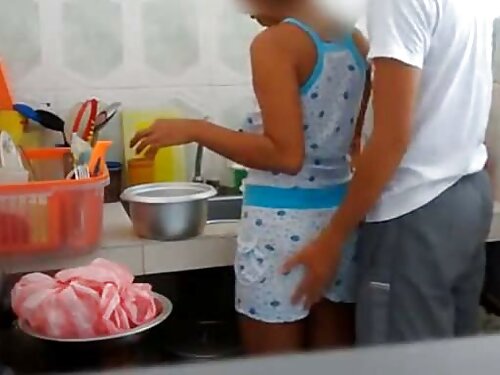 ลูกไก่สาวนั่งลงบนจู๋ ...